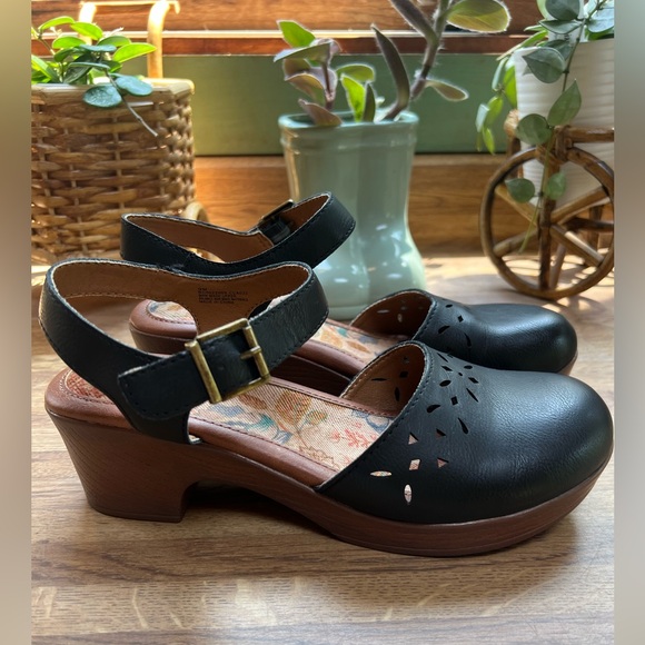 NWOB Black Mules with Cutout Design Women's, Jasmine Clog - Picture 2 of 10